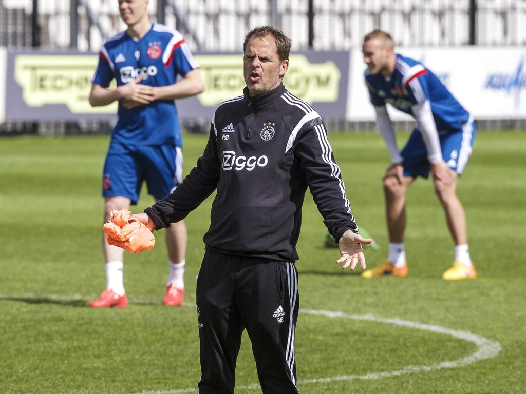 Ajax-trainer Frank de Boer snapt de keuze van één van zijn spelers niet en zet daar openlijk zijn vraagtekens bij. (08-05-2015)