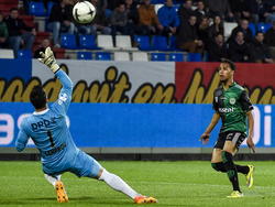 Jarchinio Antonia (r.) stift op prachtige wijze de bal over keeper Kostas Lamprou (l.) in het doel en maakt de 0-1 voor FC Groningen. (18-04-2015) 