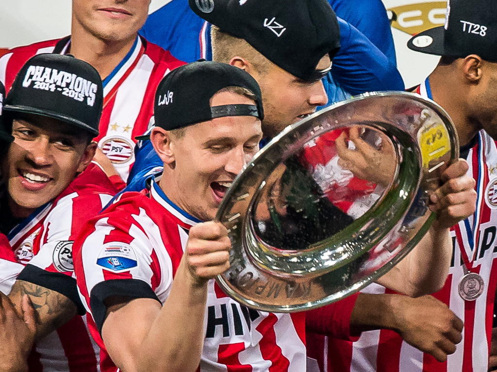 PSV wordt landskampioen in het seizoen 2014/2015 en Luuk de Jong geniet van het feestje. De spits van de Eindhovenaren houdt de schaal met beide handen vast. (18-04-2015)