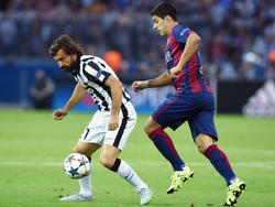 Andrea Pirlo duelleert met Luis Suárez. De Italiaanse middenvelder heeft het lastig met de pressie van Barcelona en kan zijn klasse niet etaleren. (06-06-2015)