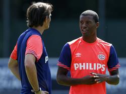 Hoofdtrainer Phillip Cocu in gesprek met Georginio Wijnaldum tijdens een training van PSV in voorbereiding op het nieuwe seizoen. (06-07-2015)