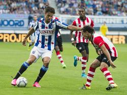Mitchell te Vrede (l.) probeert Andrés Guardado (r.) van zich af te houden tijdens het competitieduel sc Heerenveen - PSV. (22-08-2015)
