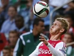 Viktor Fischer krijgt tijdens de Europese wedstrijd Ajax - Rapid Wien te maken met een moeilijke, hoge bal. De Deen doet dan ook alle moeite om het speeltuig te controleren. (04-08-2015)