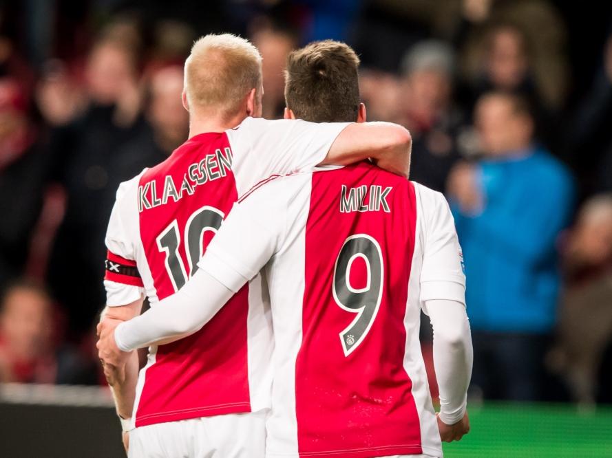 Davy Klaassen (l.) en Arek Milik (r.) samen, nadat ze weer belangrijk zijn voor Ajax met doelpunten tegen Cambuur. (21-11-2015)