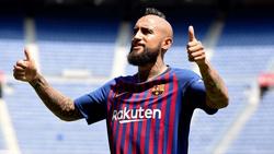 Arturo Vidal unterschrieb seinen Vertrag in Barcelona am Montag