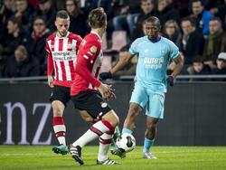 Kamohelo Mokotjo (r.) wordt ingesloten door onder meer Bart Ramselaar (l.) tijdens het duel PSV - FC Twente. (05-11-2016)