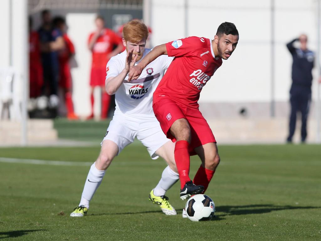 Oussama Assaidi (r.) vecht bij zijn officieuze debuut voor FC Twente een duel uit met FC Erzegebirge Aue-speler Fabian Kalig (l.). (07-01-2017)