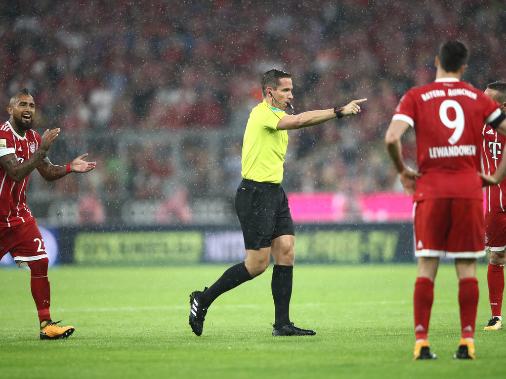 Tobias Stieler zeigt nach dem ersten Videobeweis der Bundesligageschichte auf den Punkt