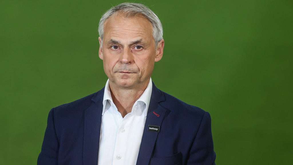 Olaf Thon drückt seinem FC Schalke 04 fest die Daumen Olaf Thon drückt seinem FC Schalke 04 fest die Daumen