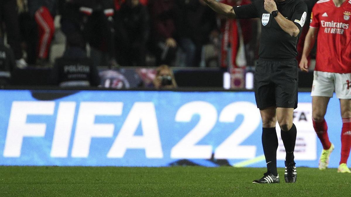 Die Fußballsimulation FIFA 22 wird großflächig im Stadion beworben