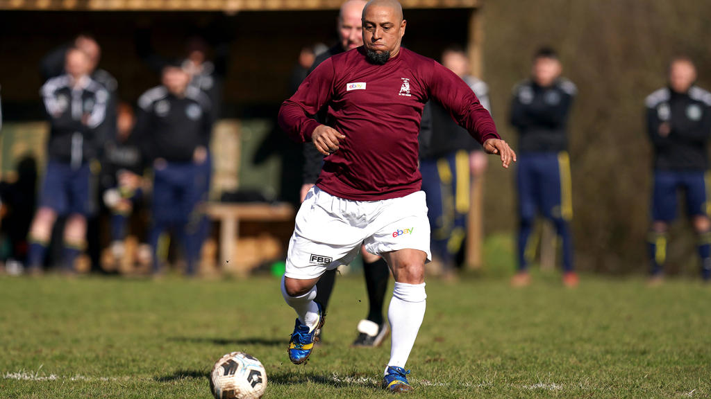 Roberto Carlos turns out for English pub team