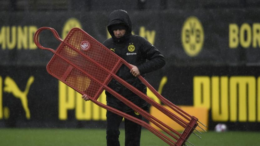 Weiterhin nicht auf dem Platz: BVB-Trainer Lucien Favre Weiterhin nicht auf dem Platz: BVB-Trainer Lucien Favre