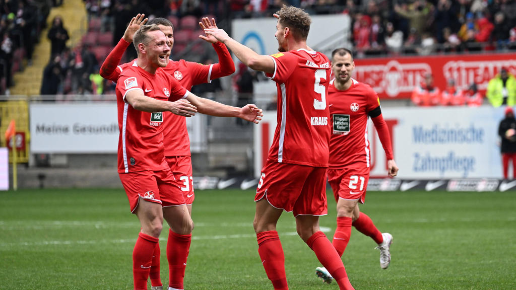 Der 1. FC Kaiserslautern bleibt in der 2. Bundesliga oben dran