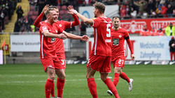 Der 1. FC Kaiserslautern bleibt in der 2. Bundesliga oben dran