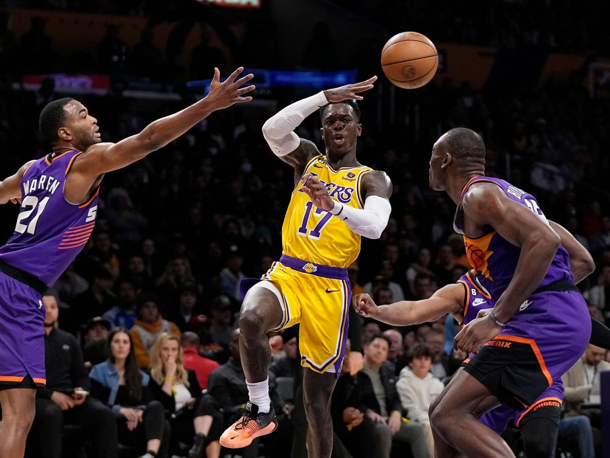 Dennis Schröder (M.) feierte mit den Los Angeles Lakers einen Sieg gegen die Phoenix Suns
