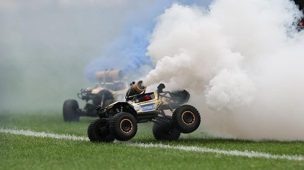 Die Fans von Hansa Rostock protestieren mit ferngesteuerten Auto gegen die DFL