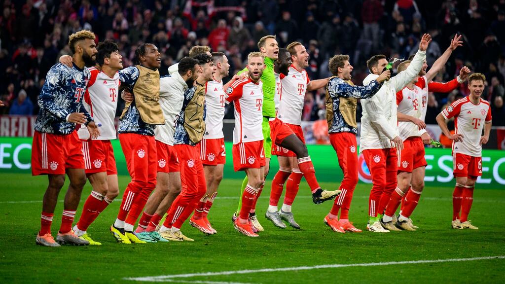 Die Spieler des FC Bayern München jubeln nach dem Spiel.