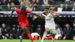 Omar Marmoush (r.) und Dayot Upamecano vom FC Bayern könnten in der nächsten Saison Teamkollegen sein