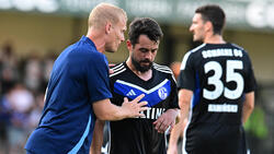 Amin Younes wurde von S04-Cheftrainer Karel Geraerts (l.) in mehreren Testspielen eingesetzt