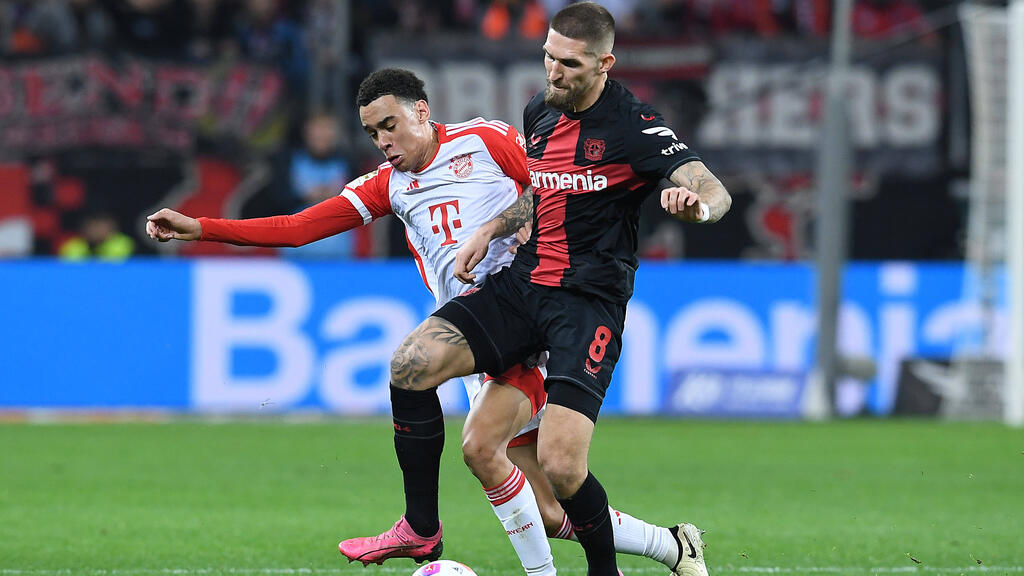 Robert Andrich (r.) trifft am Samstag mit der Werkself auf den FC Bayern