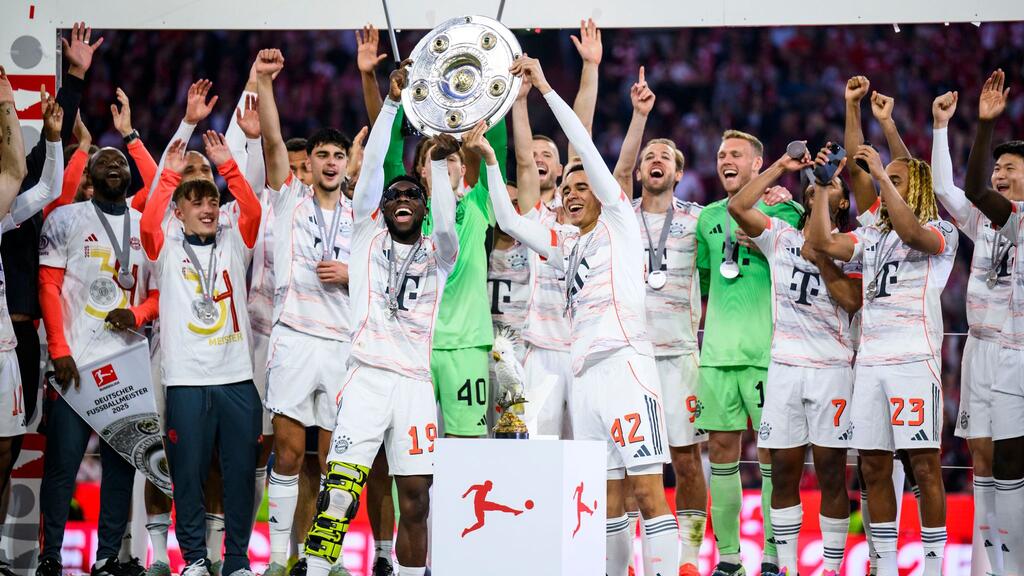 Spätestens nach 34 Spieltagen ist klar, wer die Meisterschale in die Höhe recken darf