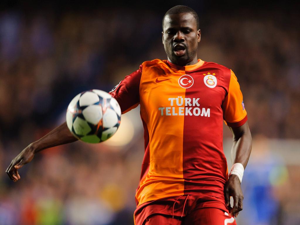 Emmanuel Eboué wil de bal op zijn dijbeen aannemen tijdens de Champions League-wedstrijd Chelsea - Galatasaray. (18-03-2014)