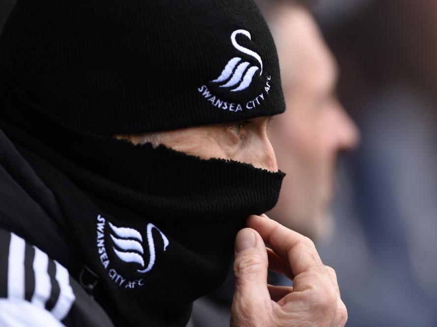 Swansea City-trainer Francesco Guidolin heeft het erg koud tijdens de wedstrijd tegen Tottenham Hotspur. De Italiaan heeft zich goed ingepakt. (28-02-2016)