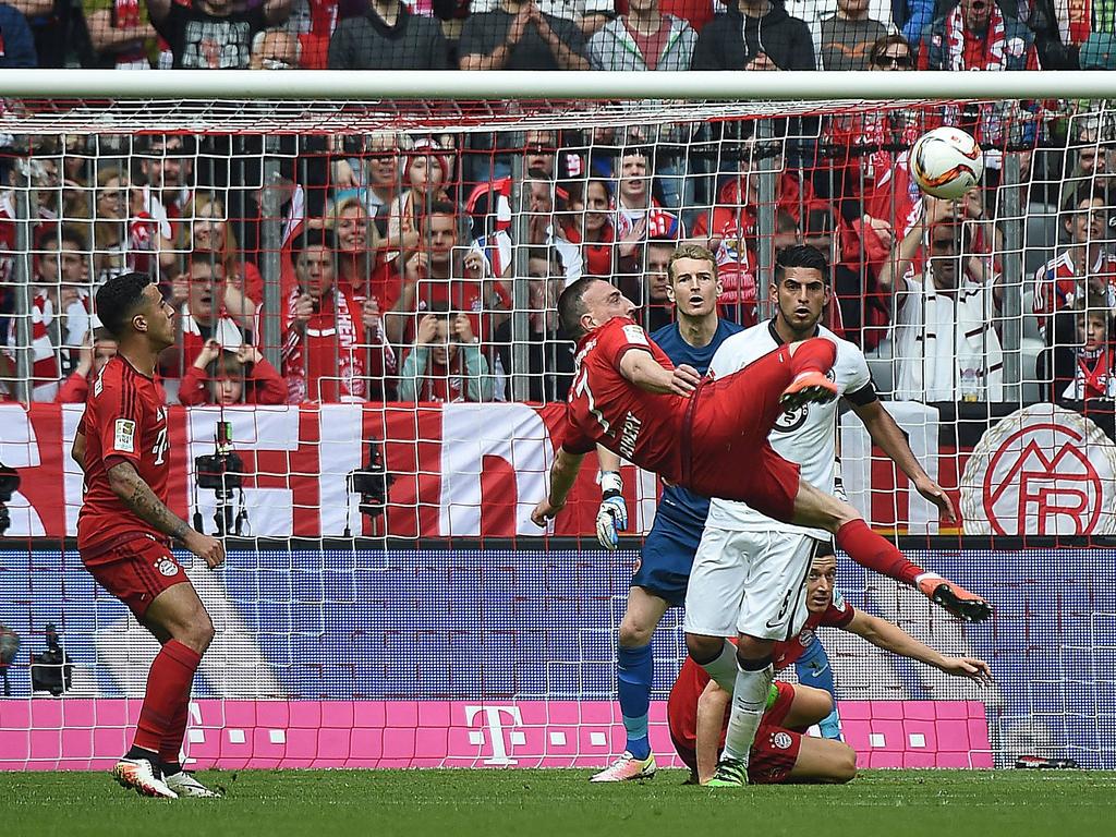 Franck Ribéry erzielt in artistischer Manier das 1:0 gegen Eintracht Frankfurt