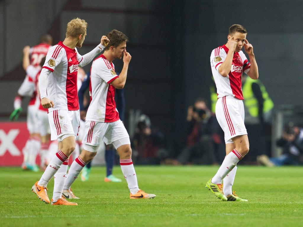 Niklas Moisander (r.) in extase na het winnende doelpunt van Kolbeinn Sigþórsson. Nicolai Boilesen (l.) en Joël Veltman (m.) kijken toe. (19-01-2014)