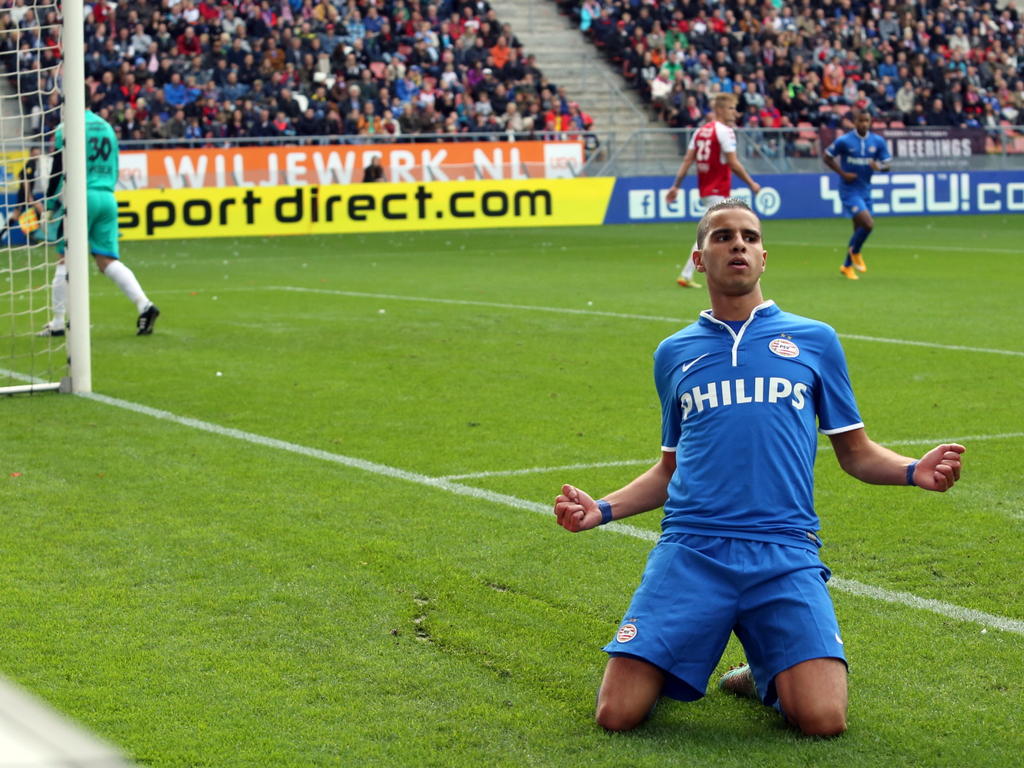 Adam Maher viert de 0-1 tijdens het competitieduel FC Utrecht - PSV Eindhoven. (26-10-2014)