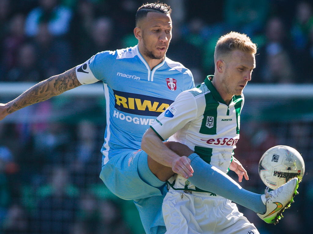 Josimar Lima (l.) van FC Dordrecht zit FC Groningen-speler Nick van der Velden op de huid. (08-03-2015)