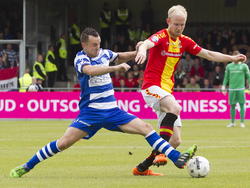 Vlatko Lazić (l.) probeert Jop van der Linden (r.) van de bal te zetten tijdens het play-offduel Go Ahead Eagles - De Graafschap. (25-05-2015)
