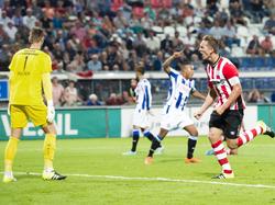 PSV'er Luuk de Jong (r.) juicht na het scoren van de 1-1 tijdens sc Heerenveen - PSV. (22-08-2015)