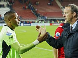 AZ-trainer John van den Brom (r.) complimenteert doelman Gino Coutinho met zijn debuut voor de Alkmaarders in het bekerduel met VVV-Venlo. (23-09-2015)