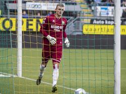 Martin Hansen moet plukken in de wedstrijd tegen De Graafschap. De goalie van ADO Den Haag wordt door een eigen verdediger verschalkt, wat de gelijkmakende 1-1 in de wedstrijd betekent. (18-10-2015)