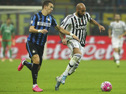 Ivan Perišić zet de achtervolging in bij Simone Zaza. De Juventus-speler heeft zojuist de aanvaller van de bal afgezet en probeert nu zelf aan te vallen. (18-10-2015)