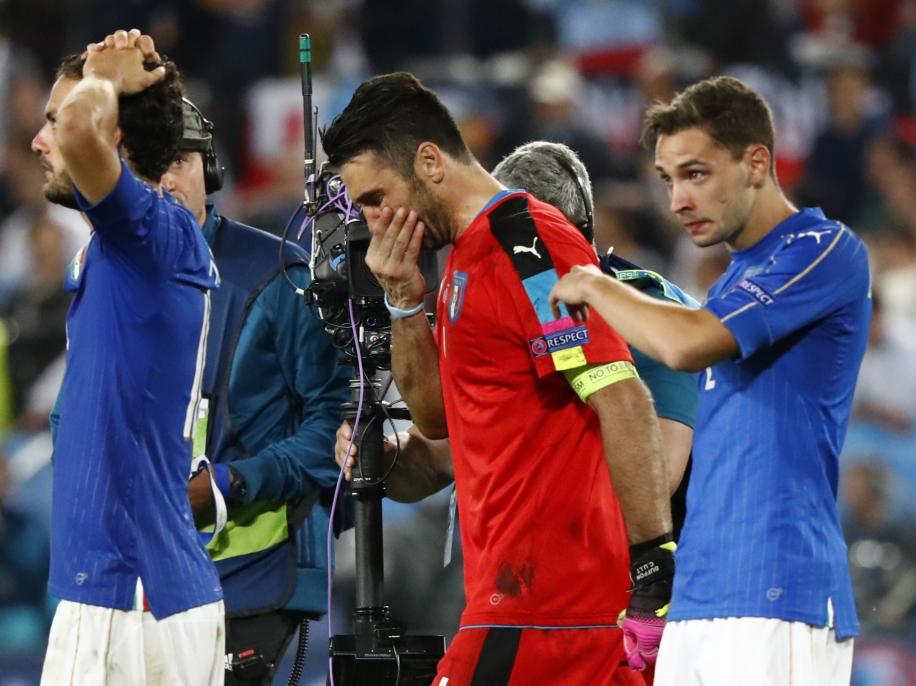 Gianluigi Buffon kan zijn tranen niet bedwingen na de uitschakeling van Italië op het EK door Duitsland. (02-07-2016)
