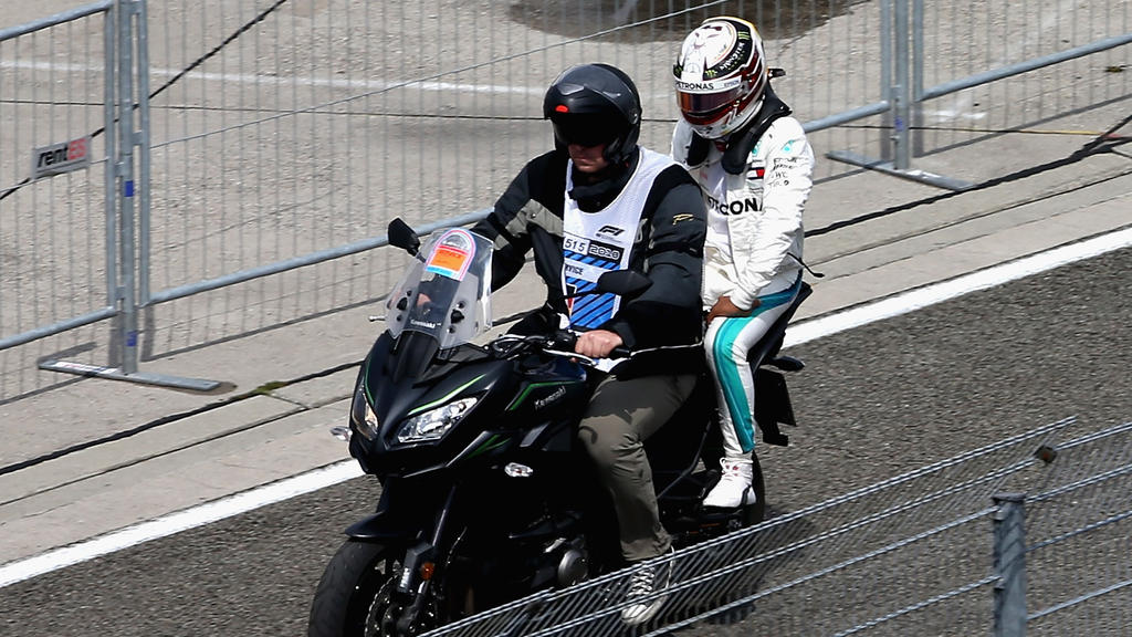 Lewis Hamilton musste auf dem Roller zurück in die Boxengasse chauffiert werden Lewis Hamilton musste auf dem Roller zurück in die Boxengasse chauffiert werden