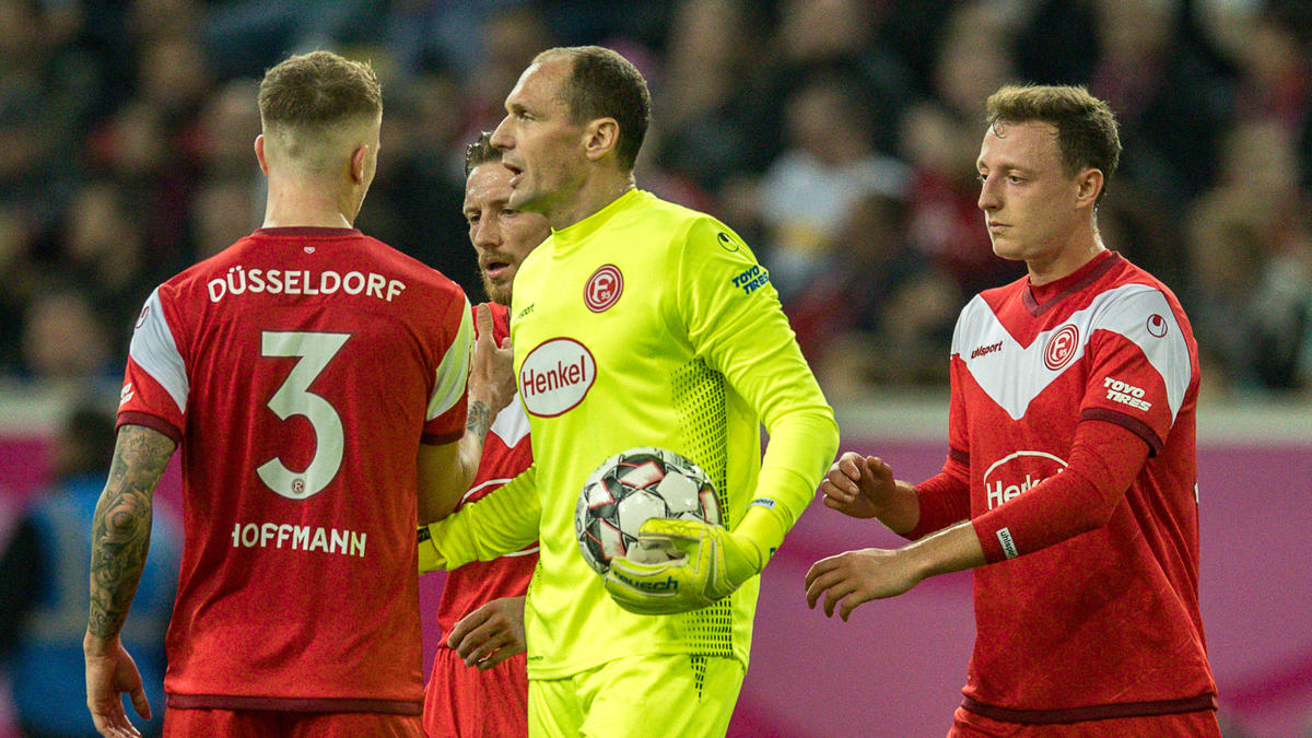 Jaroslav Drobný steht im Pokal im Tor Jaroslav Drobný steht im Pokal im Tor