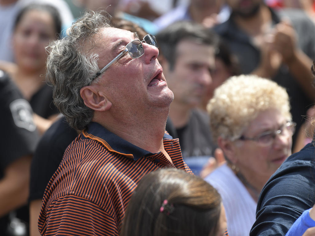 Horacio llora en el funeral de su hijo Emiliano en Progreso. (Foto: Getty)