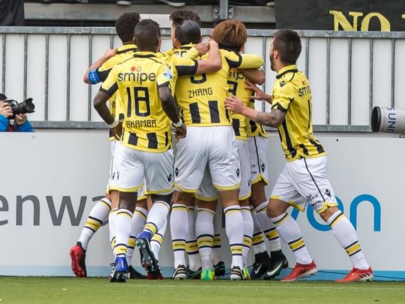 Vlak voor tijd komt Vitesse op een 0-1 voorsprong tegen Sparta Rotterdam. De gevierde man is Ricky van Wolfswinkel, die geknuffeld wordt door zijn teamgenoten. (11-12-2016)
