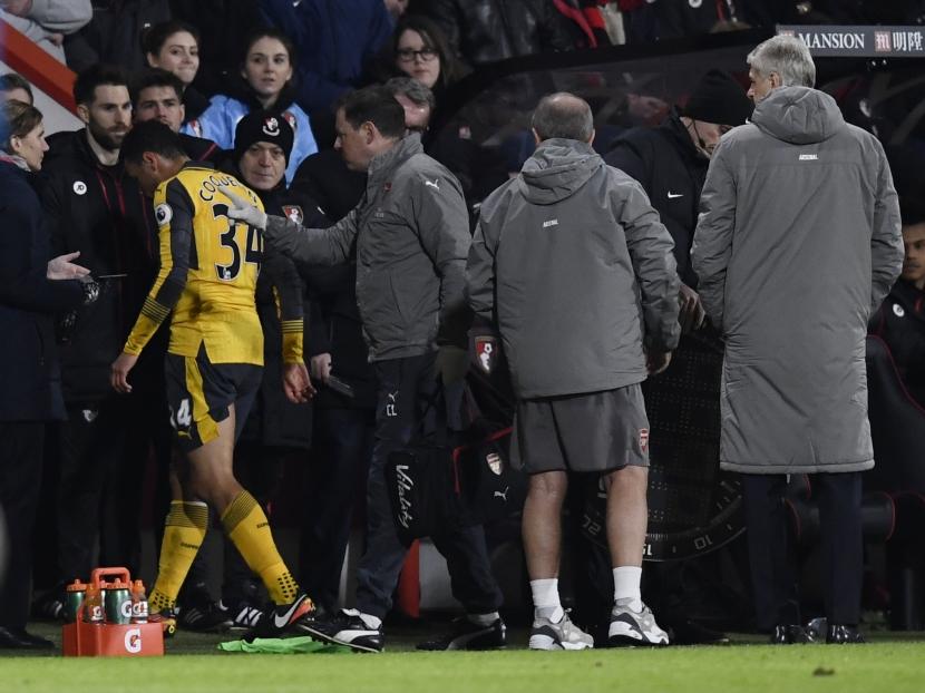 Arsenal-middenvelder Francis Coquelin verlaat tegen AFC Bournemouth het veld met een hamstringblessure. (03-01-2017)