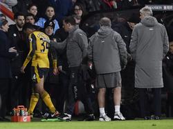 Arsenal-middenvelder Francis Coquelin verlaat tegen AFC Bournemouth het veld met een hamstringblessure. (03-01-2017)