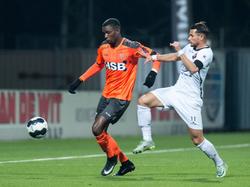 Gyliano van Velzen (l.) vecht een duel uit met Denis Mahmudov (r.) tijdens het competitieduel SC Telstar - FC Volendam (27-01-2017).