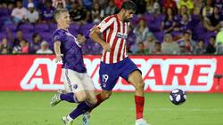 Bastian Schweinsteiger (l.) im Laufduell mit Diego Costa