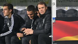 Manuel Neuer (r.) saß gegen Rumänien nur auf der Ersatzbank