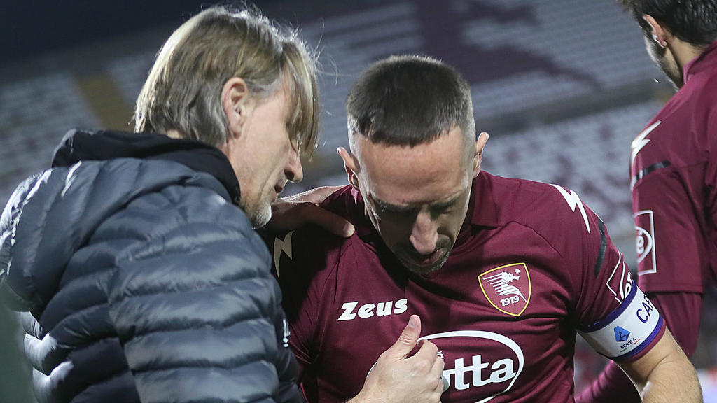 Franck Ribéry im Gespräch mit seinem Trainer Davide Nicola