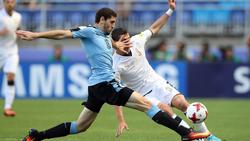 Uruguays Agustin Rogel (l.) kämpft mit Italiens Andrea Favilli bei der U20-WM 2017 um den Ball