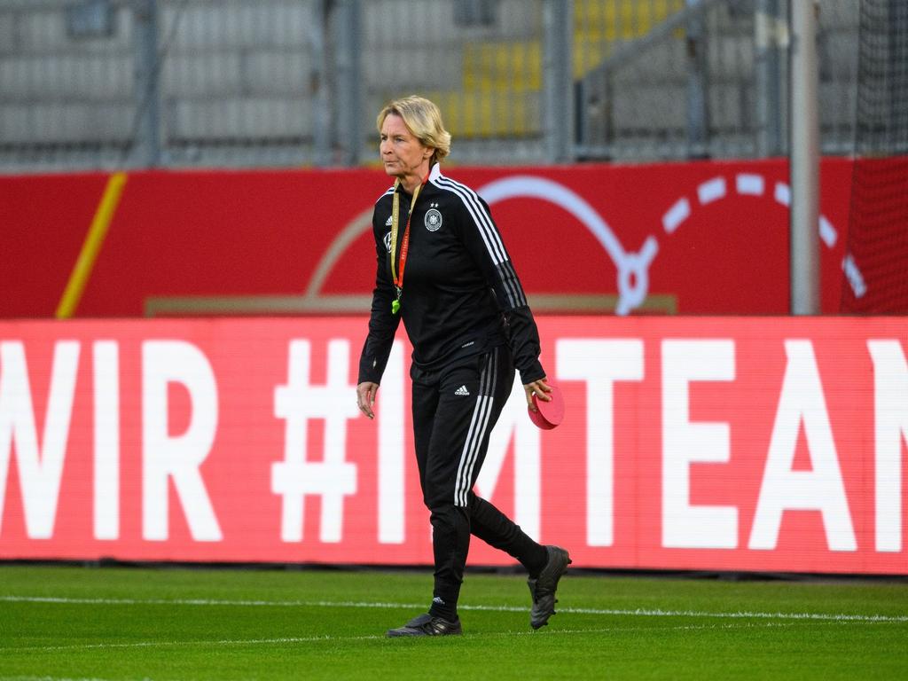 Bundestrainerin Martina Voss-Tecklenburg hält während einer Trainingseinheit Hütchen in der Hand
