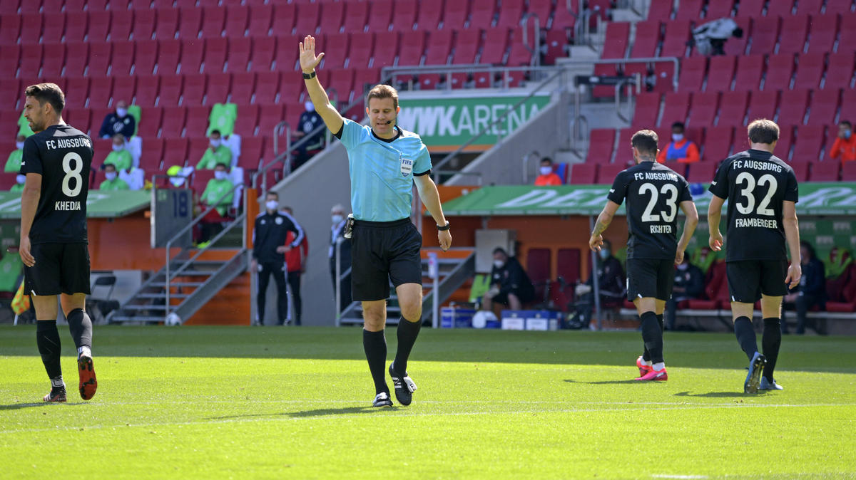 Dr. Felix Brych pfiff Augsburg vs. Wolfsburg Dr. Felix Brych pfiff Augsburg vs. Wolfsburg